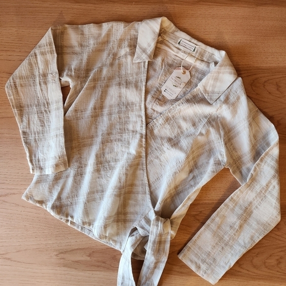 LOVERICHE TAN AND CREAM WRAP STYLE SIDE TIE BLOUSE - S/M - NWT - Picture 6 of 9